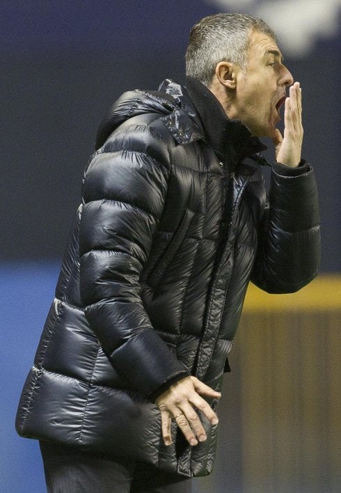 Lucas Alcaraz durante el partido de ayer. :: damián torres
