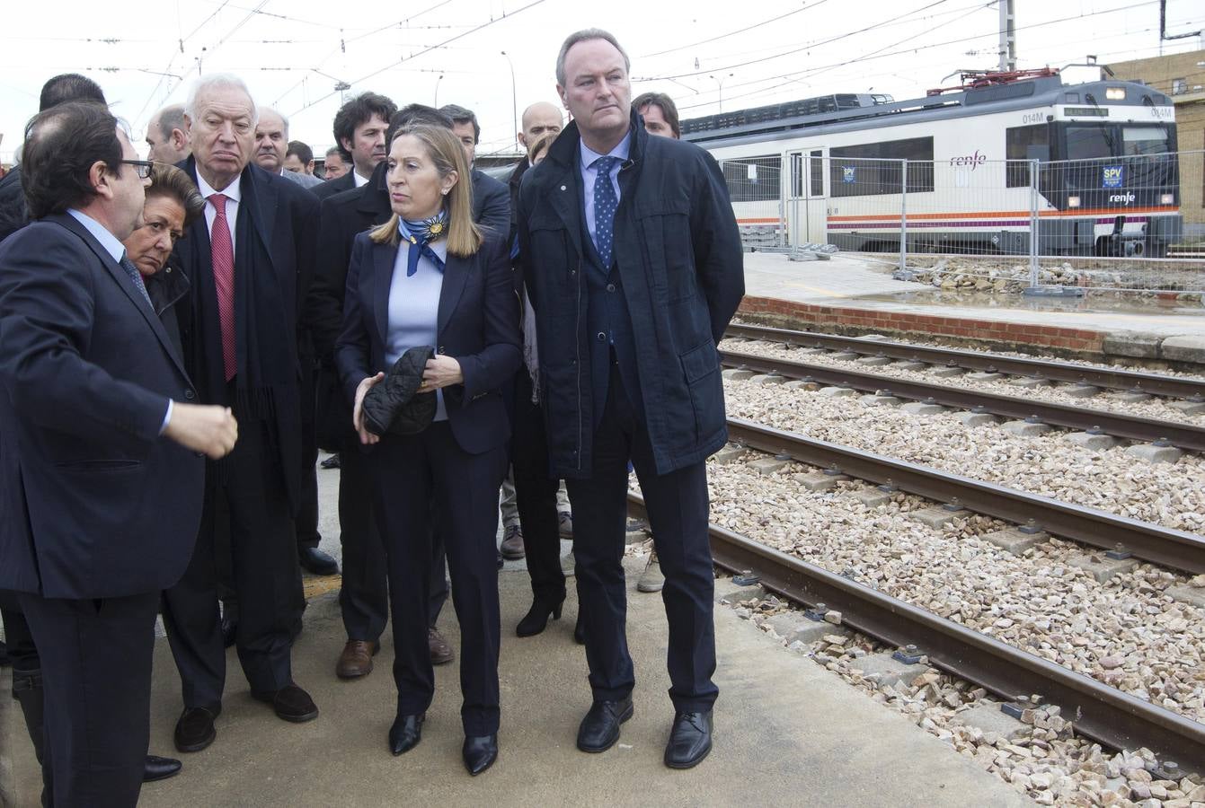 La ministra Ana Pastor durante su visita a la estación Fuente San Luis.