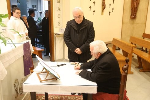 El cardenal, junto al párroco, Antonio Todolí, inicia la copia. :: AVAN
