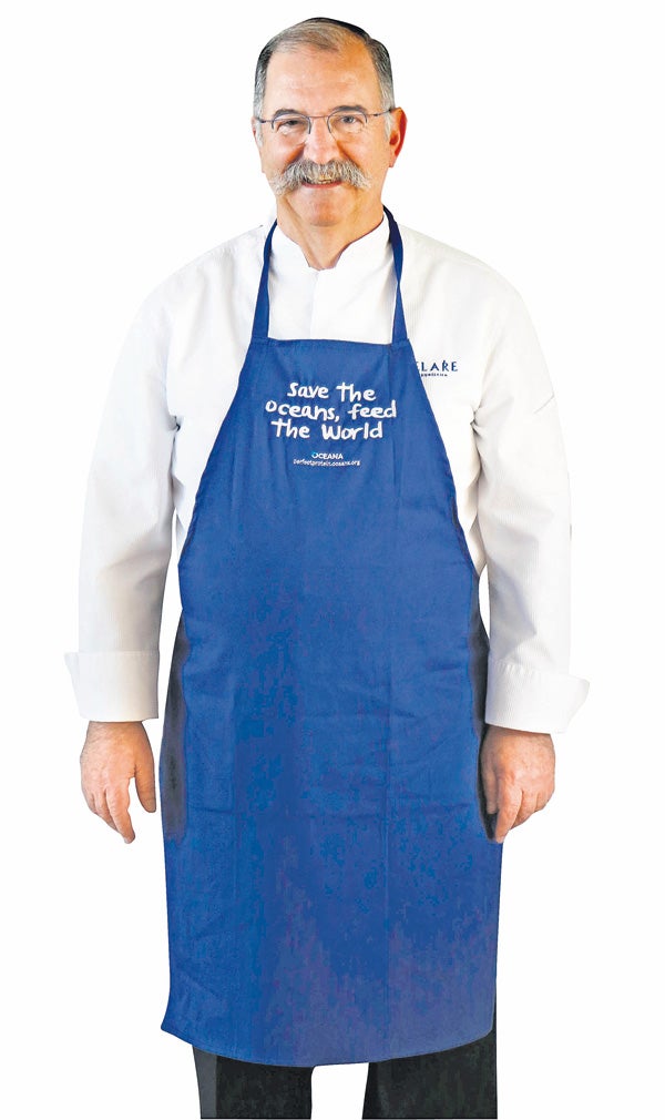 Detrás de este delantal de Oceana está Pedro Subijana, el patrón de Akelarre y presidente de Eurotoques.