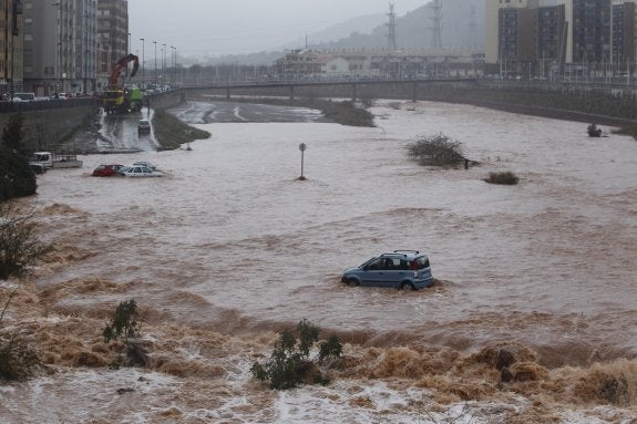 Uno de los coches arrastrados por el Palancia en Sagunto. :: signes