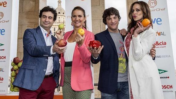 La presentadora de Masterchef Eva González (d), junto a los cocineros Pepe Rodríguez (i), Samanta Vallejo-Nájera (2i) y Jordi Cruz (2d), jurados de 'MasterChef'.