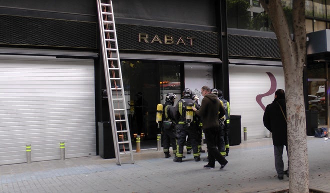 Los bomberos, en la puerta de la joyería. 