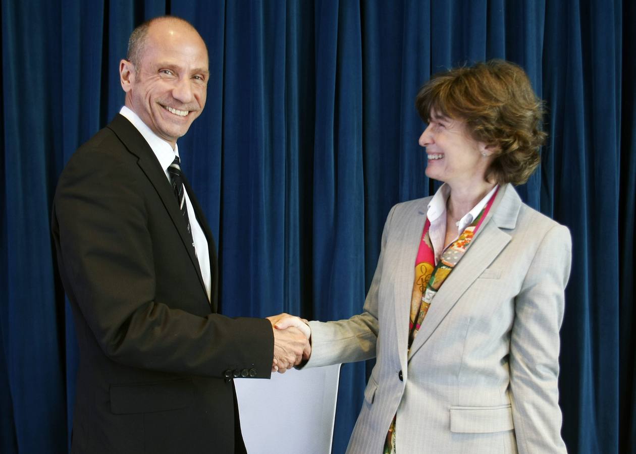 La directora general de Casa Mediterráneo, Almudena Muñoz, estrecha la mano del diplomático Miguel Oliveros, tras anunciar hoy que la relevará a partir del 1 de abril en el cargo.