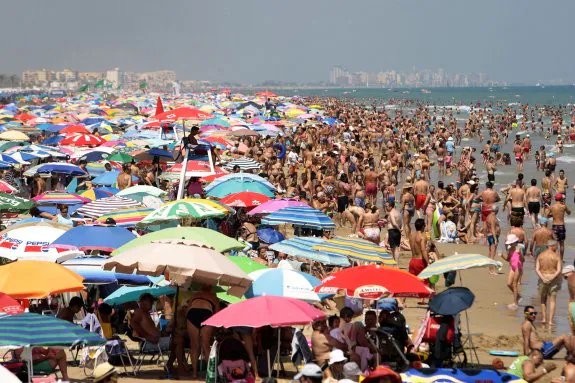 La playa de Gandia, a tope de turistas durante un día del verano pasado.:: EFe