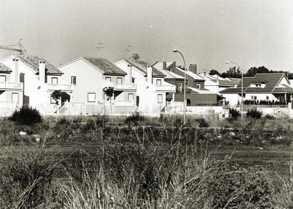 Una de las múltiples urbanizaciones construidas en los pueblos del Camp del Túria en las décadas de los 80 y 90.:: JOSÉ MARÍN