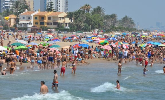 La playa de la Pobla de Farnals,
uno de sus atractivos.:: LP