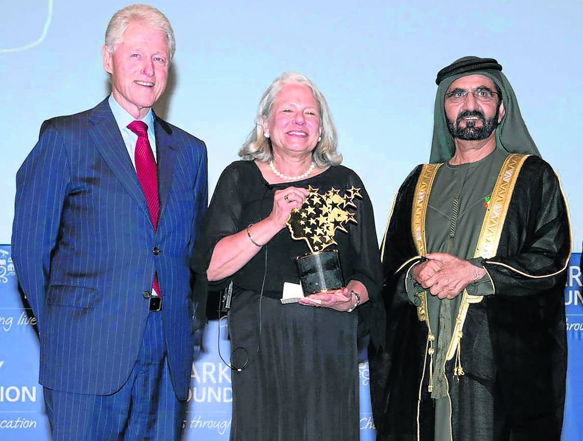 Nancie Atwell, con el trofeo, entre Bill Clinton y el primer ministro de los Emiratos Árabes, Sheik Mohammed bin Rashid. :: sam d’Agostino