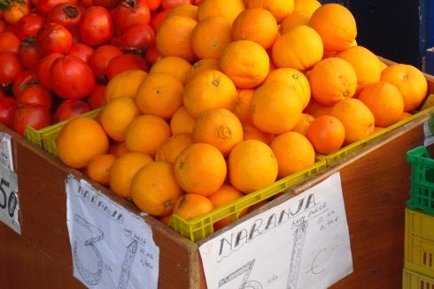 Saldo de naranjas de dudosa procedencia.Tres kilos, un euro. En
ocasiones son cuatro y hasta cinco kilos por sólo un euro.: lp