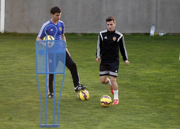 Gayà se ejercita, ayer por la tarde, en la 'jaula' de la ciudad deportiva de Paterna.