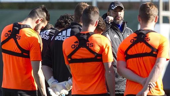 Nuno dirige el entrenamiento del Valencia CF ante sus jugadores.