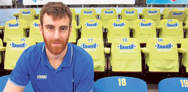 Víctor Claver posa para LAS PROVINCIAS en las gradas del Basketball Center of Moscow Region de Khimki.