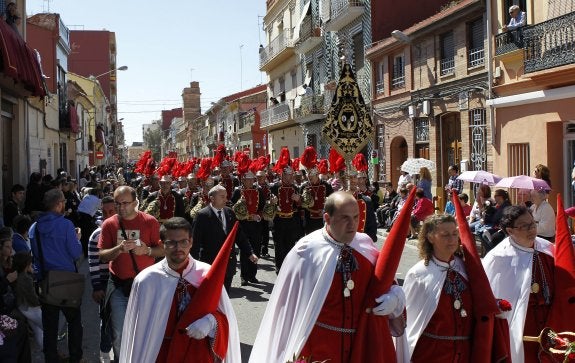 Espectacular imagen del desfile celebrado ayer en el barrio del Cabanyal. :: j. j. monzó