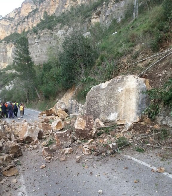 Cortes de Pallás, aislada por la caída de enormes rocas en la carretera