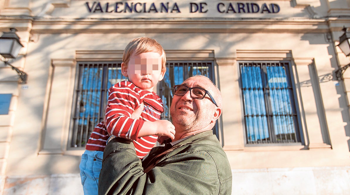 Luis López sostiene a su nieto Adrián García.