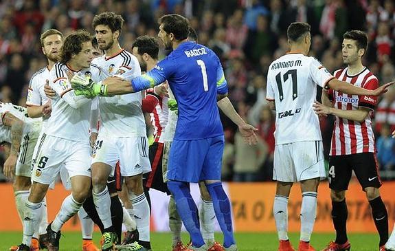 Los jugadores del Valencia protestando la expulsión de Otamendi