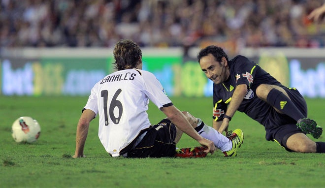 Iturralde, ante Canales, arbitrando un partido del Valencia en Mestalla.