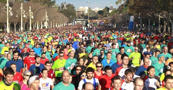 Miles de corredores, durante una 10K. :: juan j. monzó