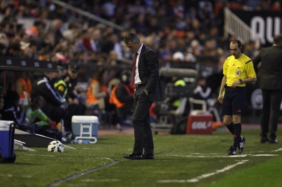 Lucas Alcaraz, cabizbajo en el área técnica.