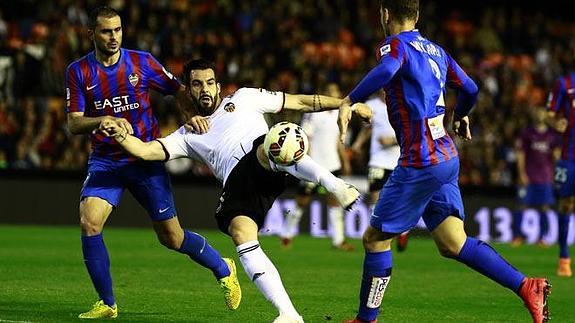 Negredo golpea el balón para marcar su gol ante el Levante.