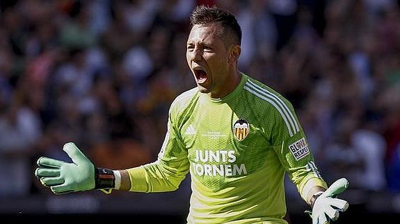 Diego Alves, ante el Atlético de Madrid, celebrando la parada del penalti a Siqueira.