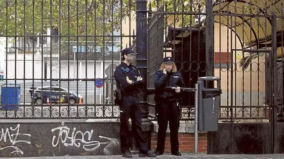 Dos policías vigilan uno de los accesos al depósito judicial de droga.