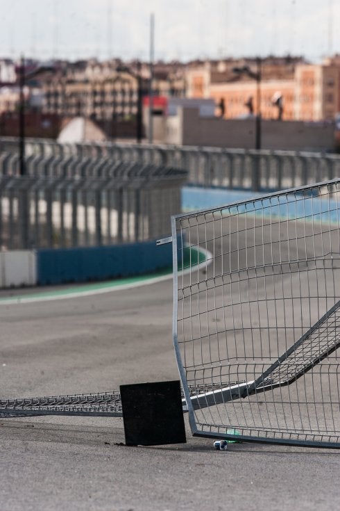 Valla rota por donde se cuelan los coches al circuito. :: j. montañana