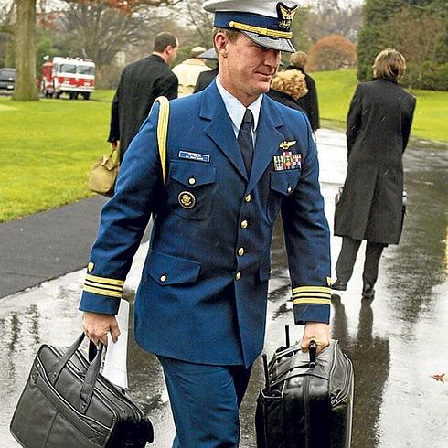 El maletín nuclear de EEUU es portado por militares con rango mínimo de comandante y nunca suele estar muy lejos del presidente.