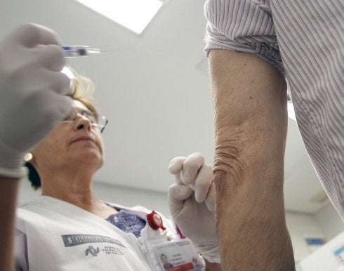 Un paciente se vacuna contra la gripe en un centro de salud. :: I. M.