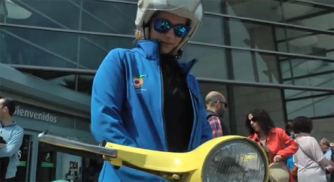 Más de un centenar de Vespas recorre el centro de Valencia