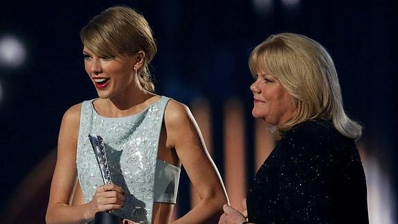La cantante Taylor Swift junto a su madre.