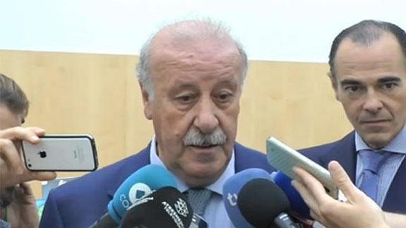 Vicente Del Bosque atendiendo a los medios de comunicación.