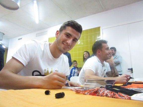 José Luis Gayà y Alcácer durante la firma de autógrafos ayer en la peña de Oliva. 