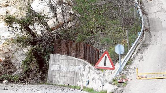 El derrumbamiento bloquea por completo la carretera comarcal que permite el acceso a Cortes de Pallás.