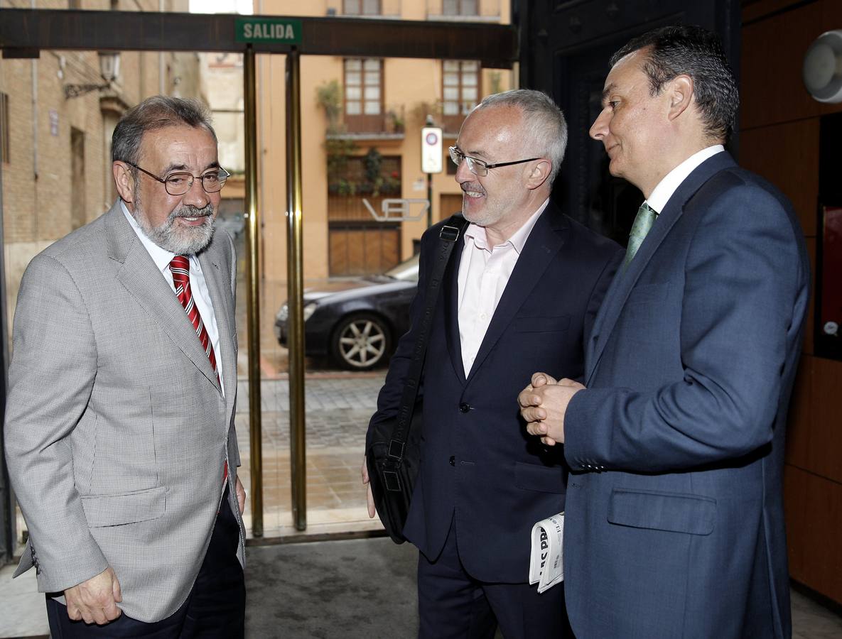 González, Montiel y Navarro antes de la reunión de Podemos con la patronal.