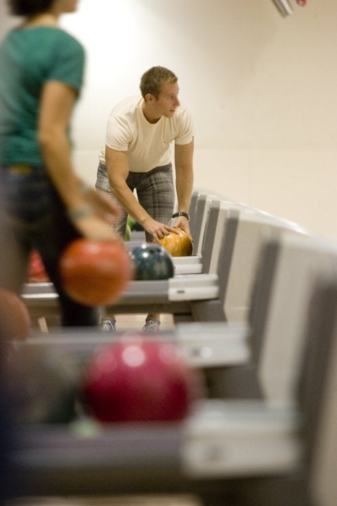 Jóvenes jugando a los bolos en Aqua Multiespacio.:: damián torres