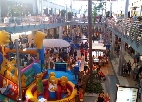 JÓVENES Y FAMILIAS  La zona de juegos infantiles, una de las ofertas lúdicas del centro comercial. :: lp