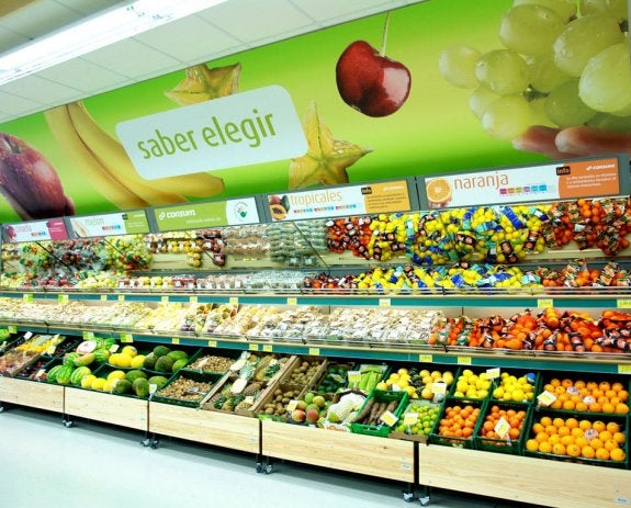 Un mural de frutas en un supermercado valenciano.:: LP