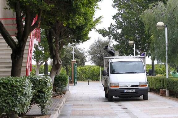 Un técnico fumiga la zona del polideportivo en Puçol. :: lp