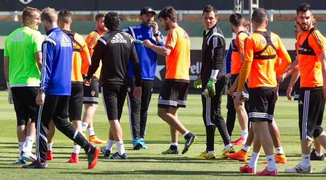 Nuno, junto con sus jugadores, en el entrenamiento del Valencia CF.