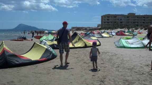 Imagen de archivo de la cometas de los kitesurfistas en la playa. C. Pastor