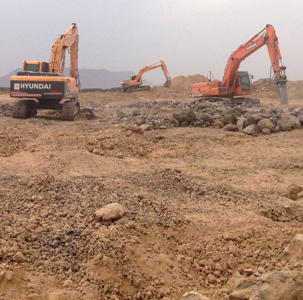 Tres excavadoras trabajan en la construcción del AVE a la Meca en Arabia Saudí.