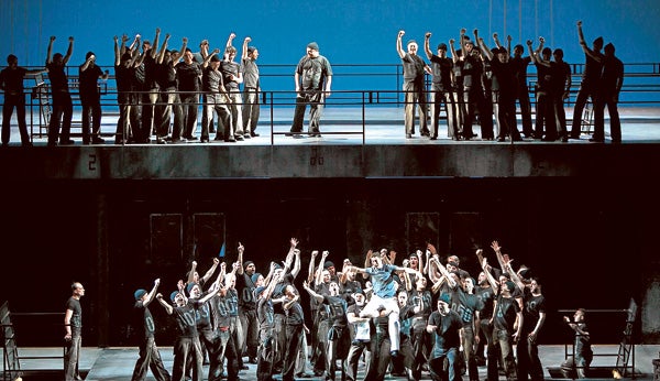 Un momento del espectáculo 'Billy Budd' en el Teatro Carlo Felice de Génova.