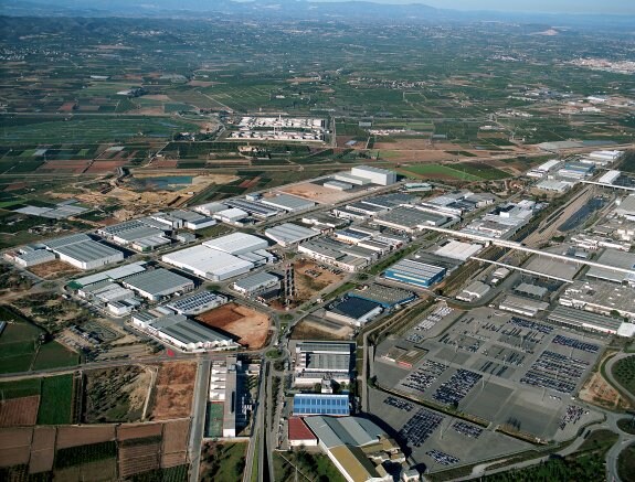 Vista aérea del parque con las pasarelas que lo unen a la factoría Ford.:: mrw