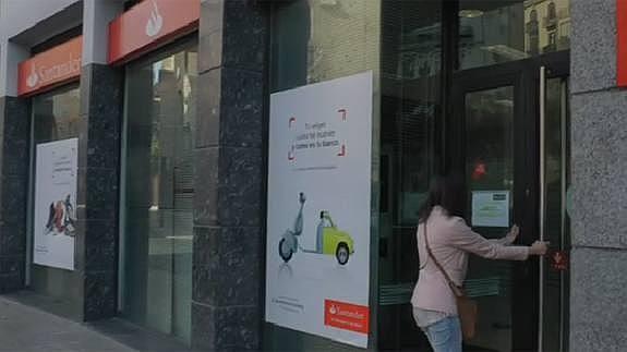 Las sucursales bancarias se han llenado esta mañana de clientes.