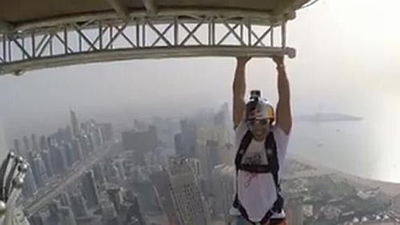 Un grupo de jóvenes practica salto BASE desde el edificio más alto de Dubái