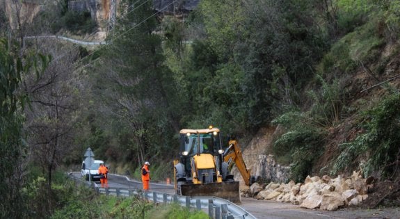 Rocas caídas en la misma zona del derrumbe. :: m. aparici