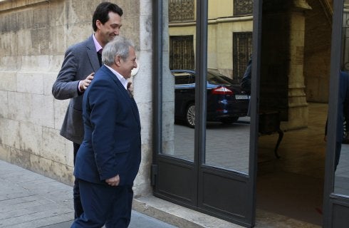 Vicente Betoret y
Rus, a las puertas de la
Generalitat. 