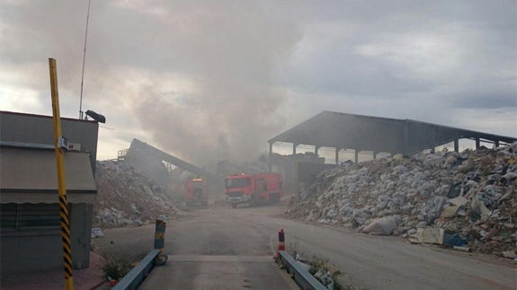 Imagen del incendio en planta de reciclaje de Torrent. 