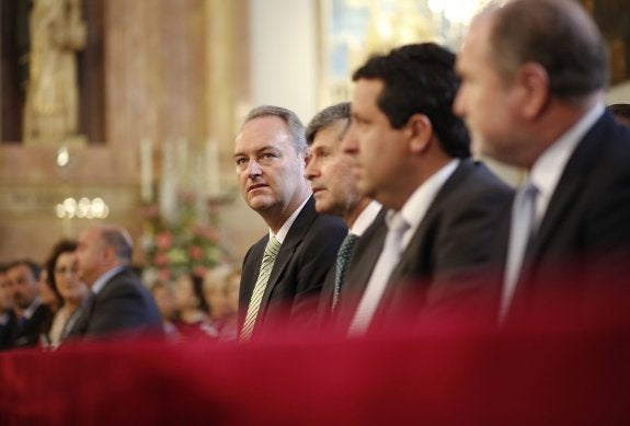 El presidente de la Generalitat, Alberto Fabra, ayer en el interior de la Basílica de Lledó. :: efe/doménech castelló